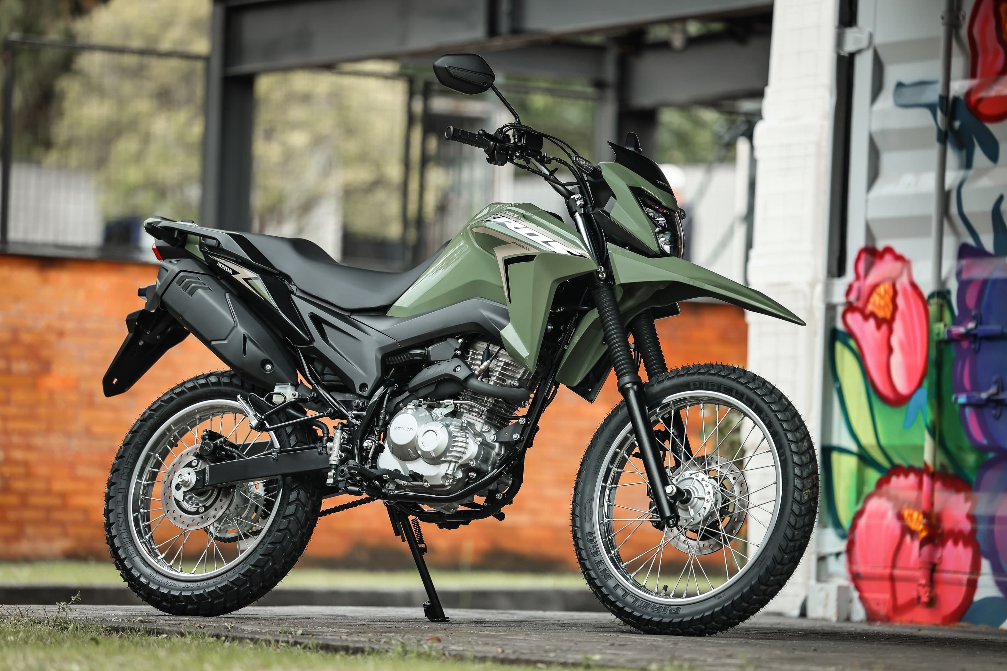 Honda NXR160 Bros ABS verde estacionada