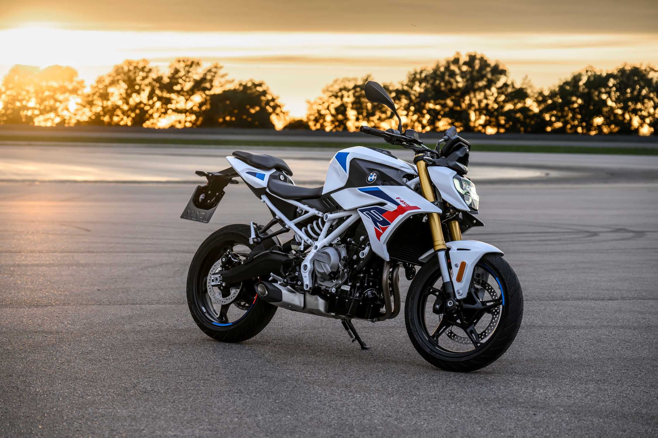 BMW F 450 R branca estacionada ao pôr do sol