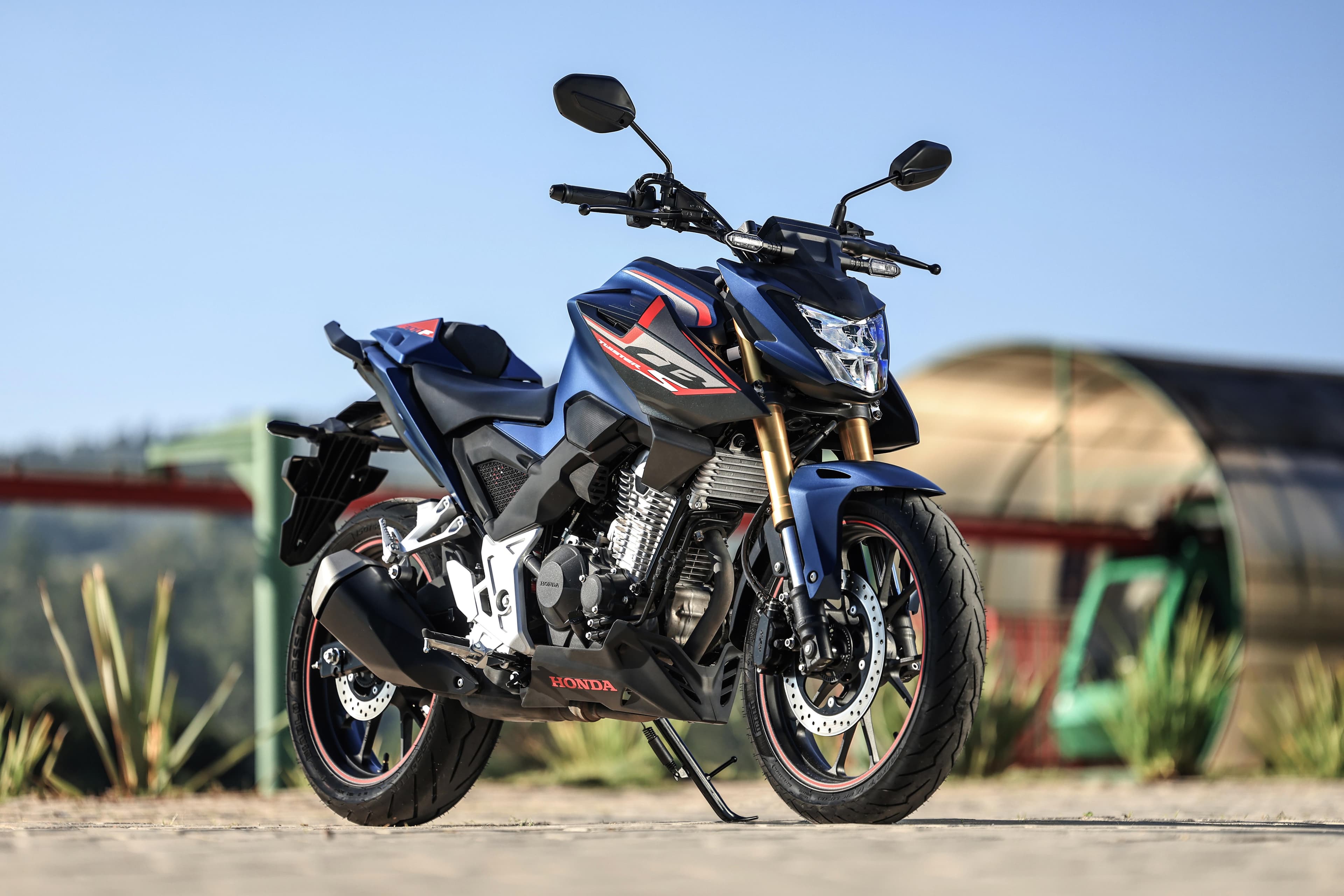 Honda CB300F Twister azul fotografada ao ar livre