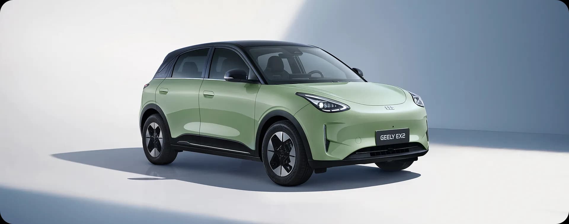 Geely EX2 verde em foto de estúdio